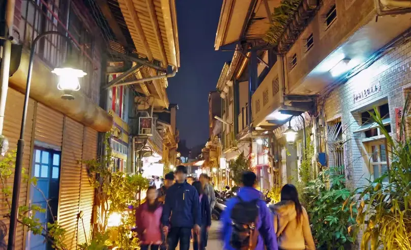 台南年輕人逛街