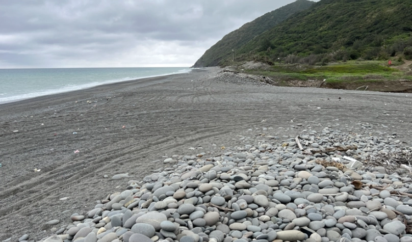 台灣 海邊 撿石頭 違法
