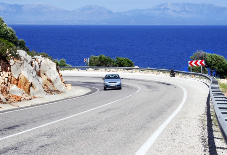 台灣自駕遊交通規則完整指南：租車、路權、罰則一次看懂