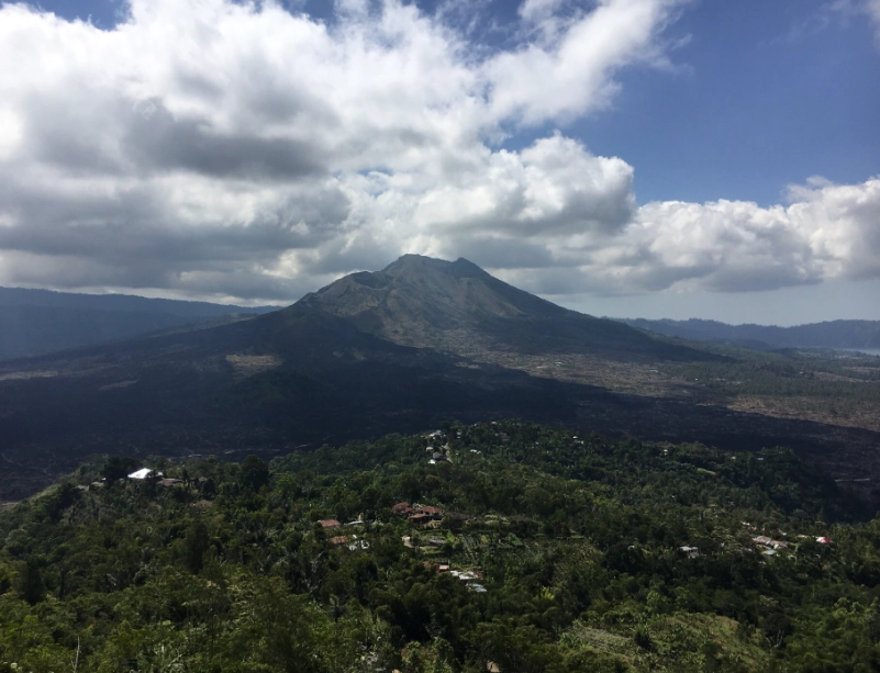京打馬尼火山 京打馬尼火山