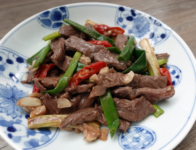 蔥爆牛肉高麗菜做法