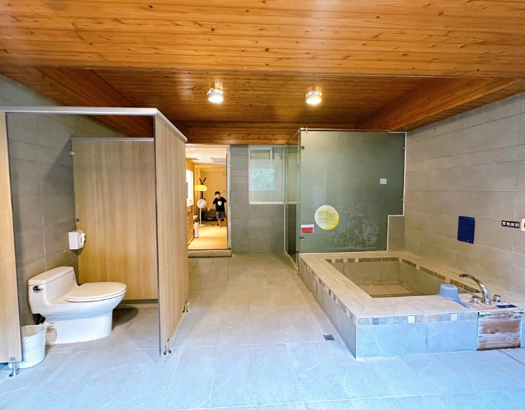 新竹尖石新月塢溫泉｜山林秘境湯屋、大眾池與露營住宿全攻略