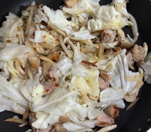高麗菜炒雞腿肉 做法
