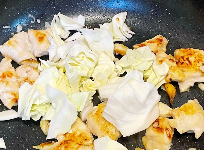 高麗菜炒雞腿肉 做法