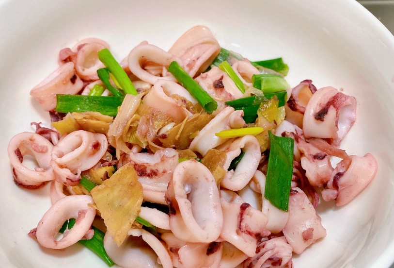 小卷怎麼煮：避開橡皮筋口感，汆燙秒數與三杯蒜香做法