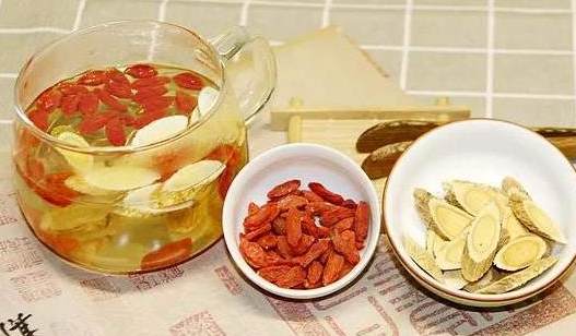 人參加枸杞泡水