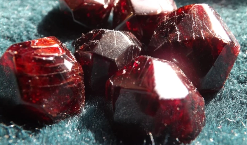 石榴石顏色寓意