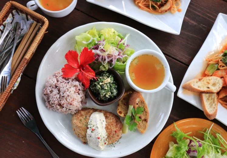 沖繩美食餐廳終極指南：必吃料理、隱藏名店與實用攻略